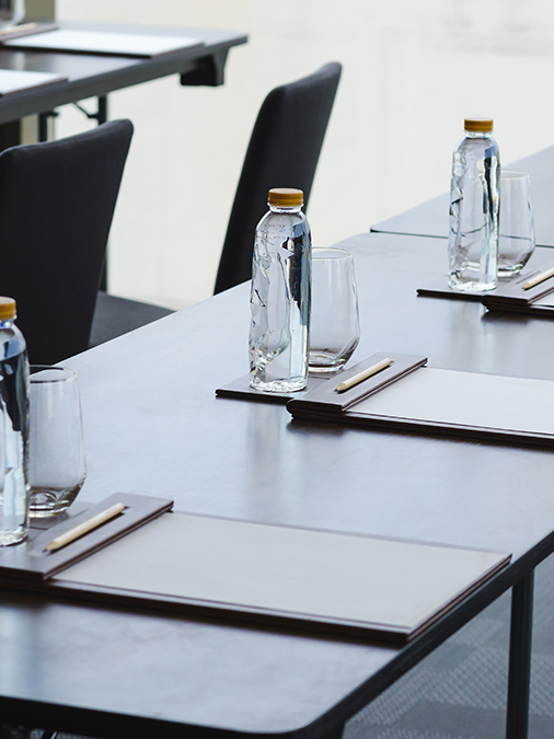 conférence avec papier et eau