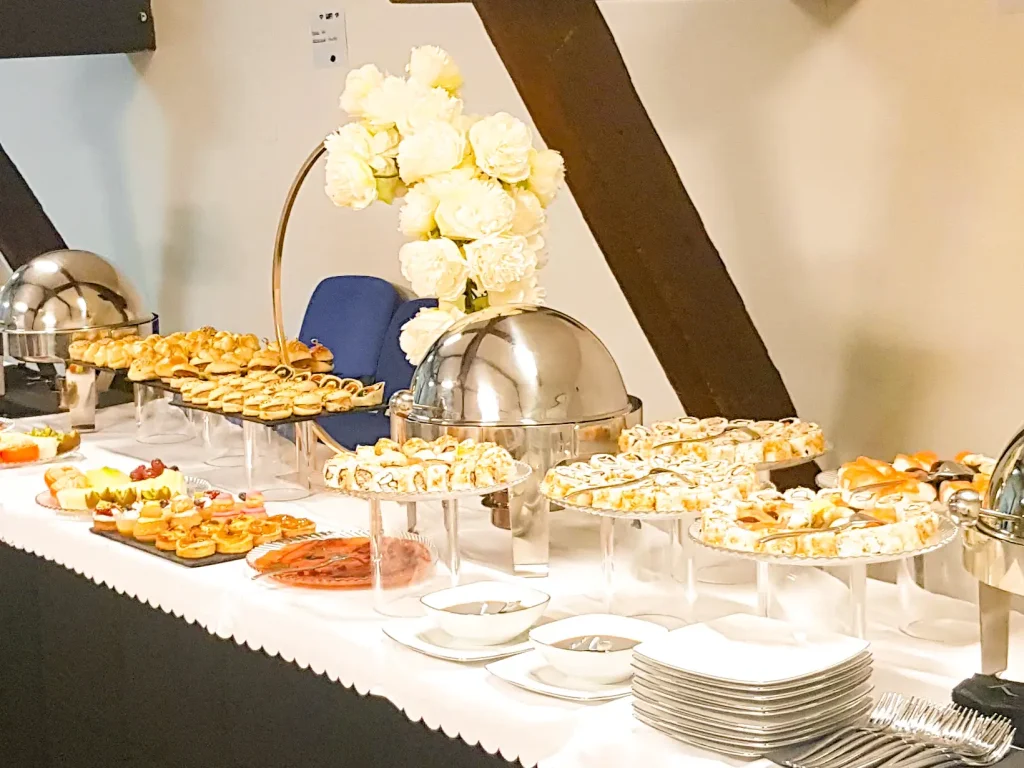 buffet avec fleurs blanches