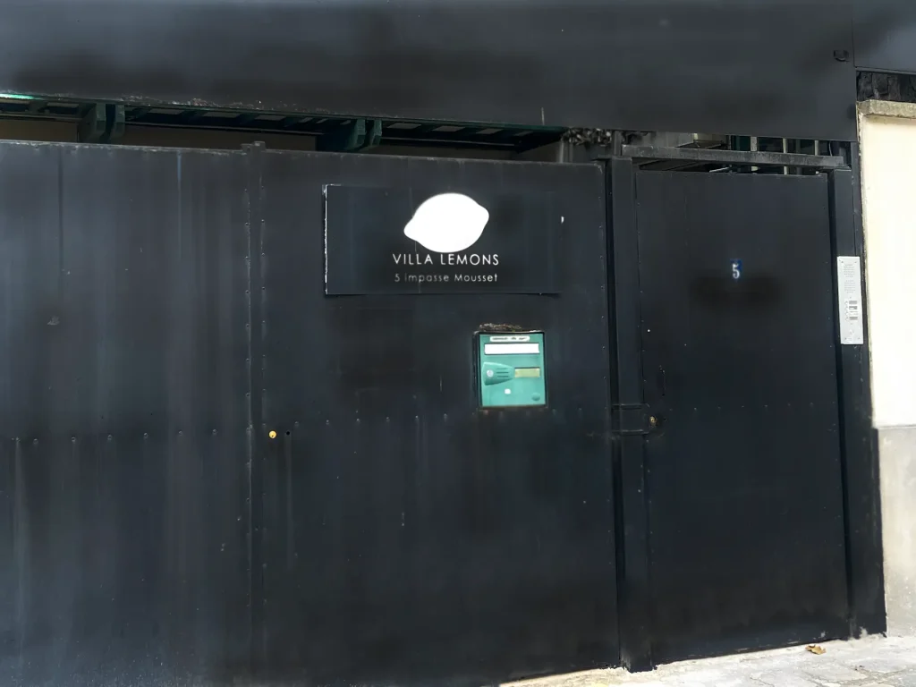 portail noir de la villa fermé