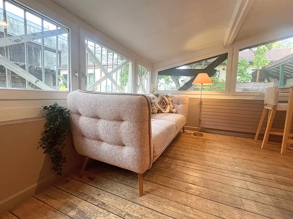 canapé rose et confortable