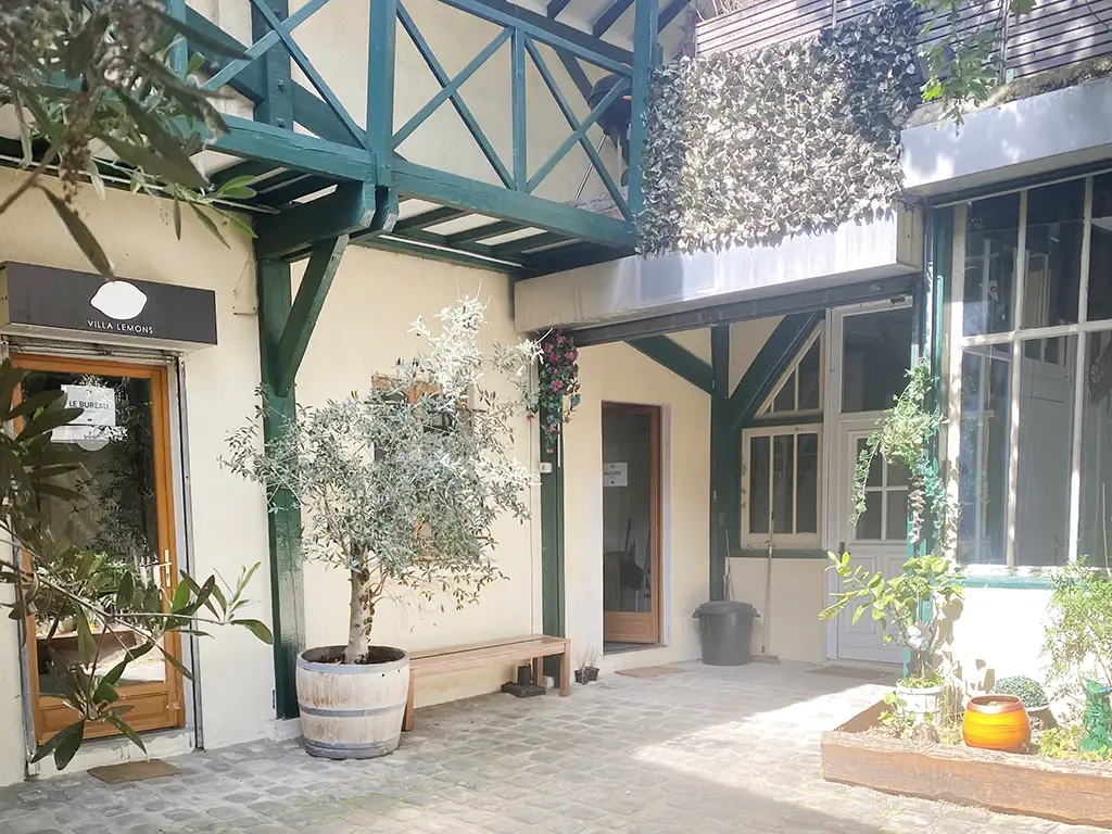 cour exterieur villa ensoleillée apris 12